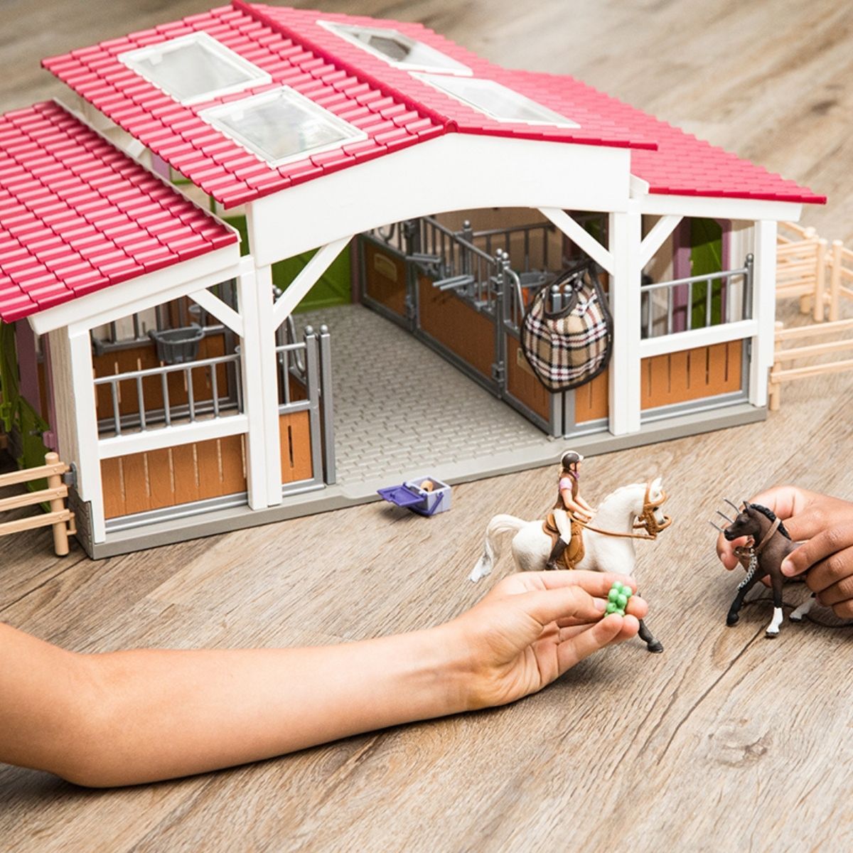 schleich-horse-club-42344-reiterhof-spielfiguren-mit-pferden image 2