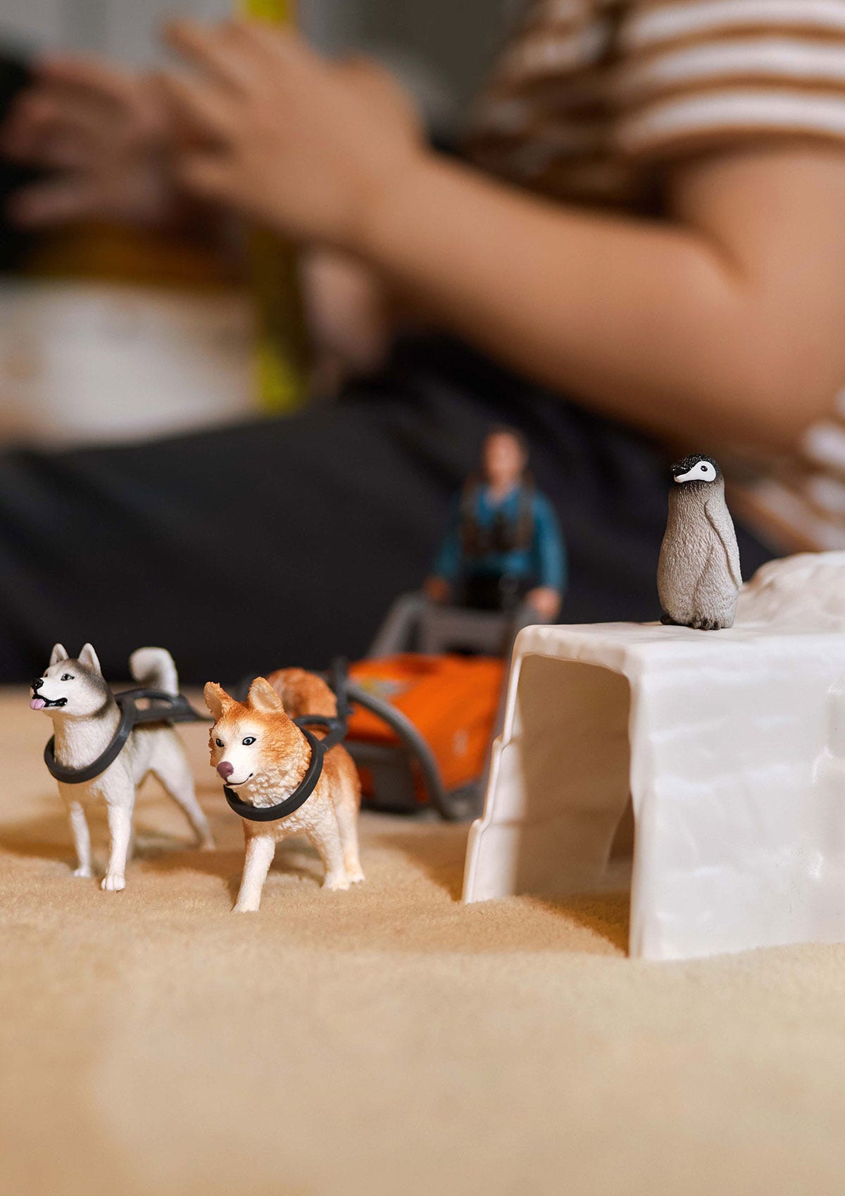 schleich-wild-life-antarktis-expedition-spielset-hundeschlitten image 2