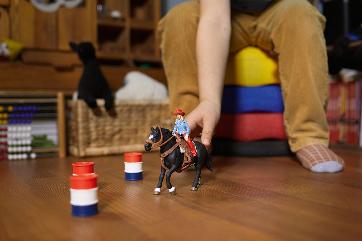 schleich-horse-club-42576-barrel-racing-spielfiguren-set-mit-cowgirl image 3