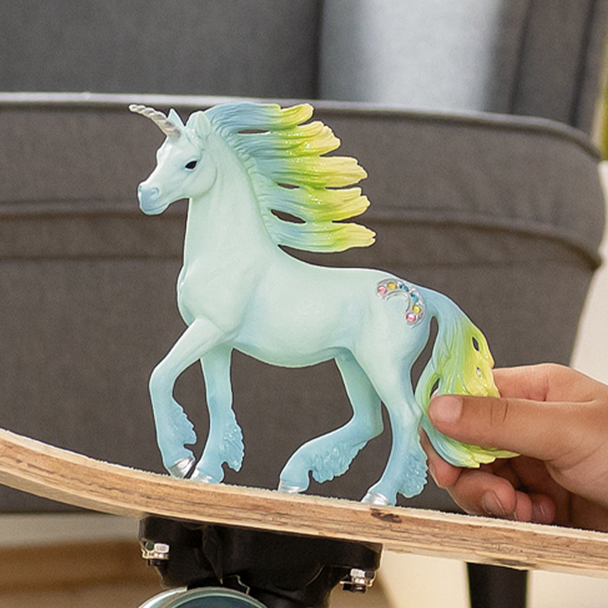 schleich-bayala-zuckerwatte-einhorn-hengst-70722-einhornfigur image 2