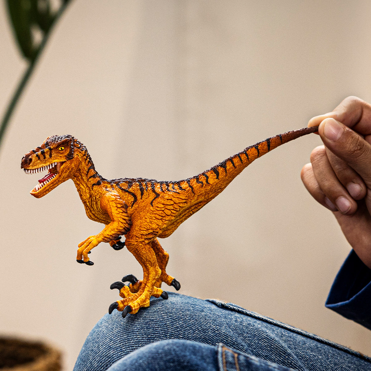 schleich-dinosaurs-velociraptor-15045-dinosaurier-figur-beweglicher-kiefer image 2