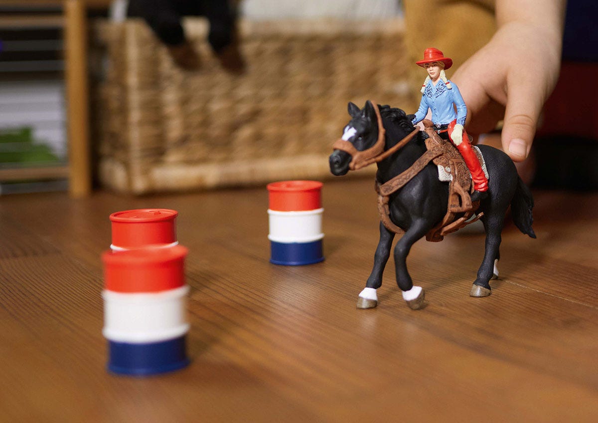 schleich-horse-club-42576-barrel-racing-spielfiguren-set-mit-cowgirl image 2