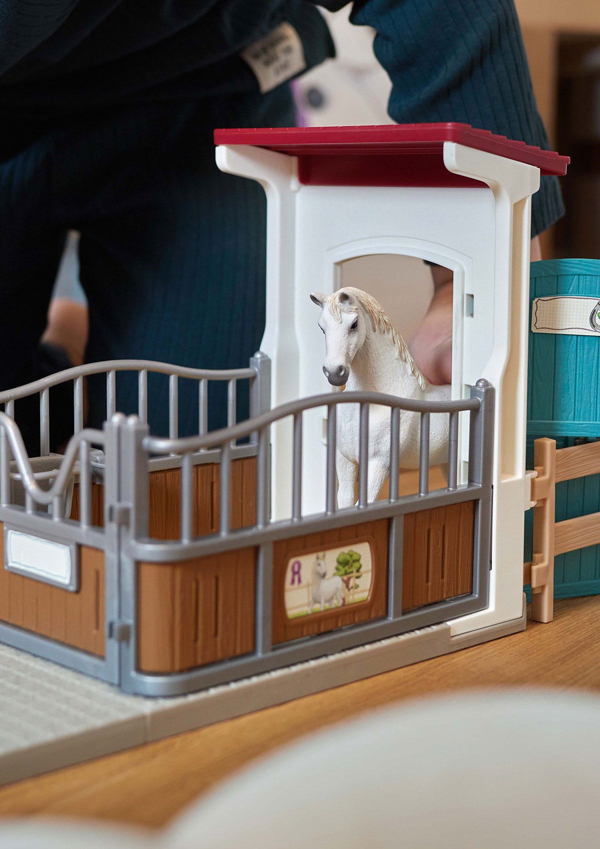 schleich-horse-club-pferdebox-42569-spielset-stall image 2