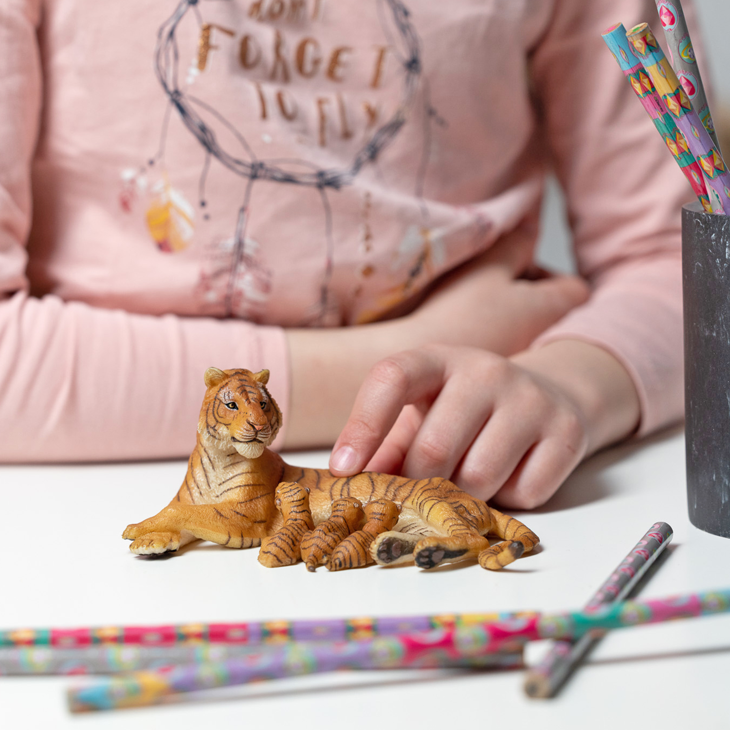 papo-wildlife-tigerin-liegend-figur-stillend-mit-jungem image 2