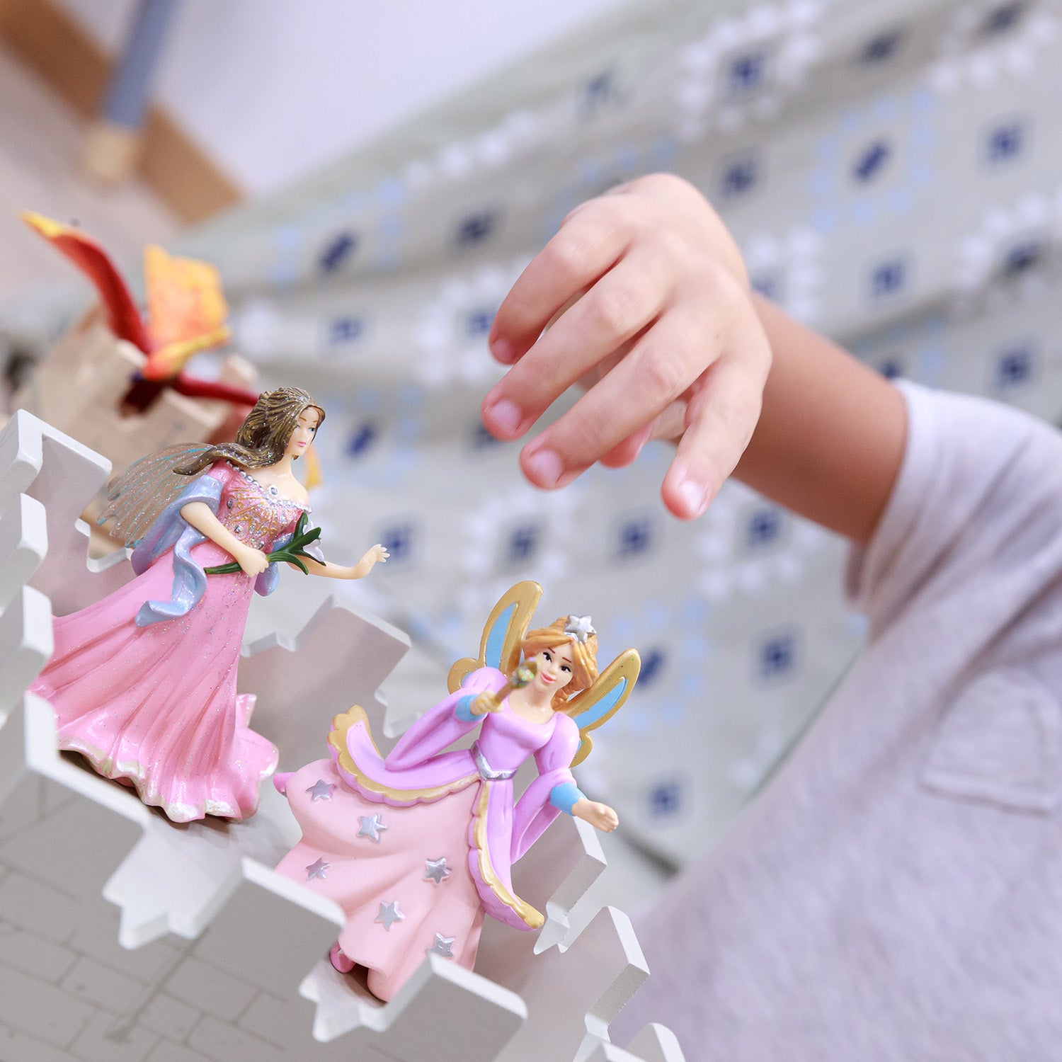 papo-enchanted-world-rosa-elfe-mit-lilie-elfenfigur-fee image 3