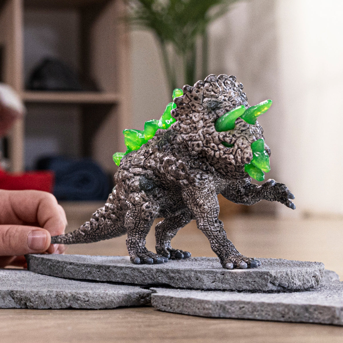 schleich-eldrador-steintriceratops-monsterfigur-kristallh-rner image 2